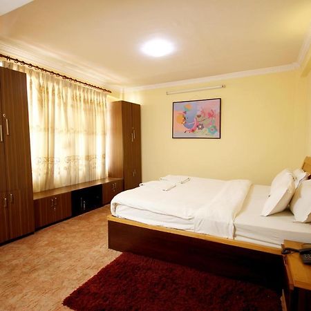 Hotel Mountain Gateway Катманду Экстерьер фото