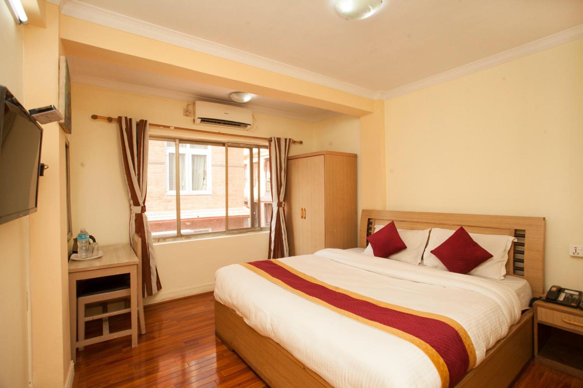 Hotel Mountain Gateway Катманду Экстерьер фото