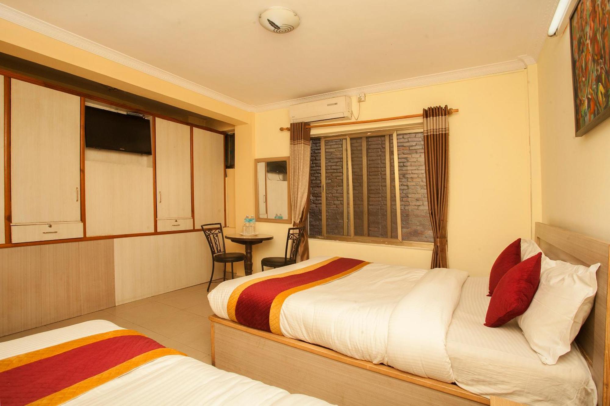 Hotel Mountain Gateway Катманду Экстерьер фото