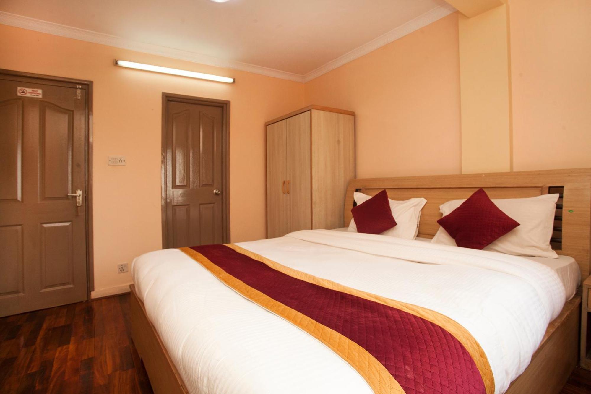 Hotel Mountain Gateway Катманду Экстерьер фото