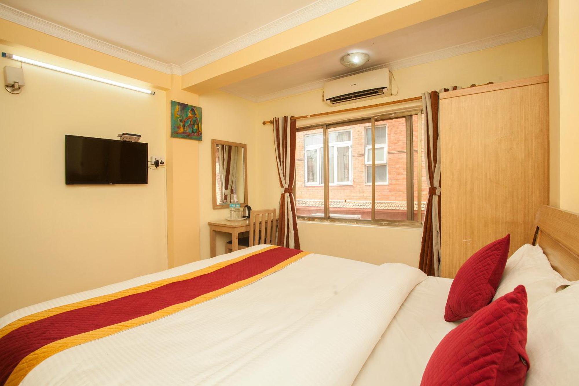 Hotel Mountain Gateway Катманду Экстерьер фото