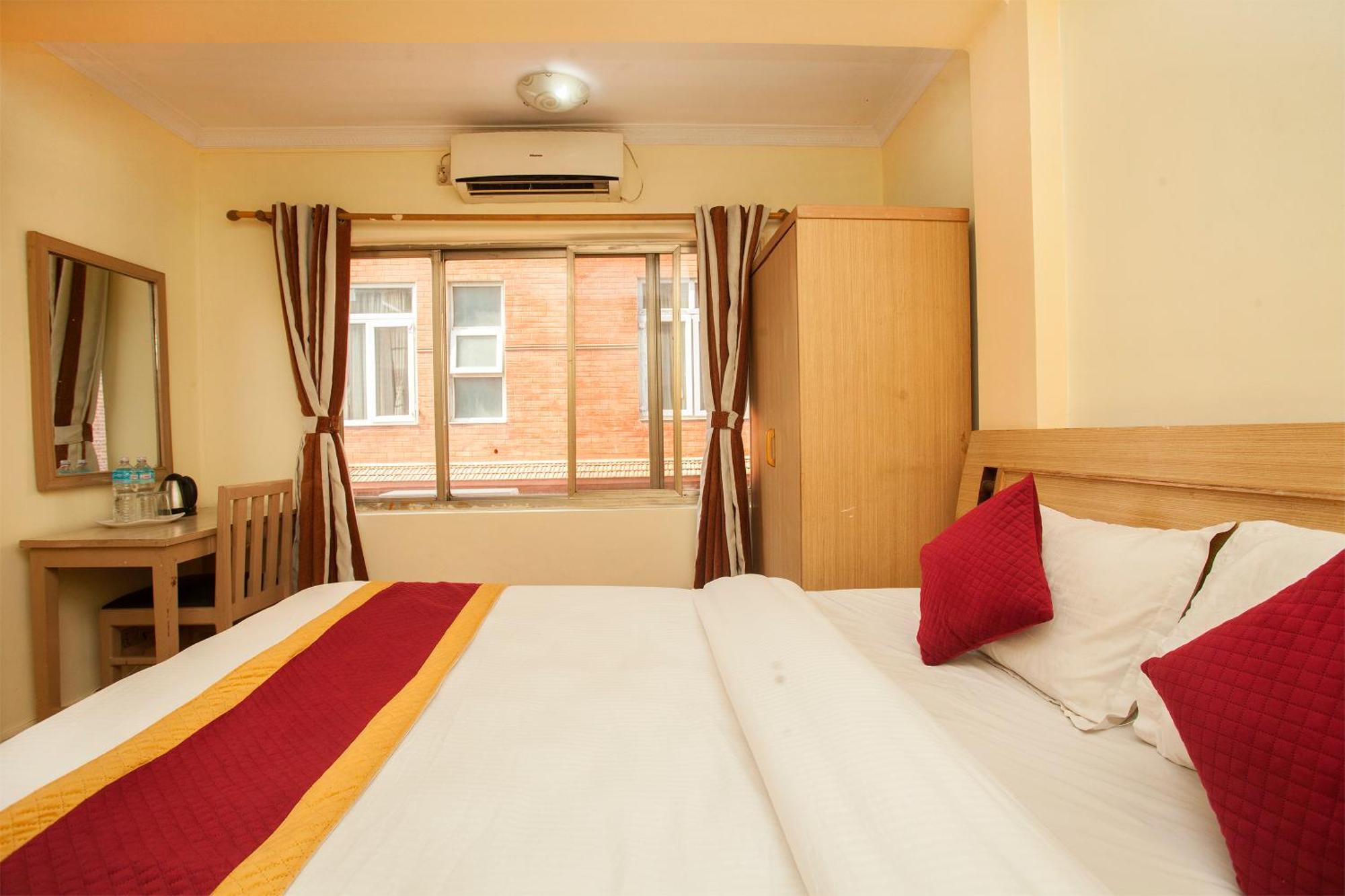 Hotel Mountain Gateway Катманду Экстерьер фото