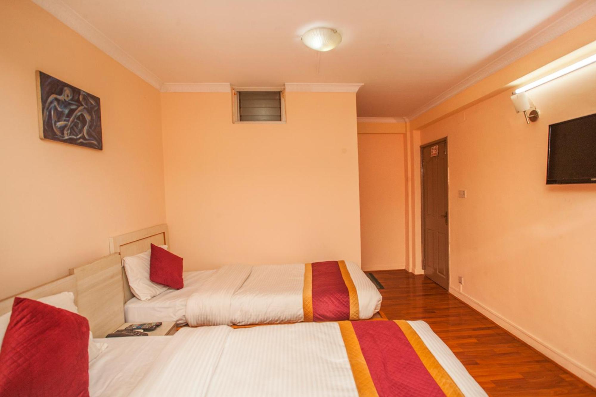 Hotel Mountain Gateway Катманду Экстерьер фото