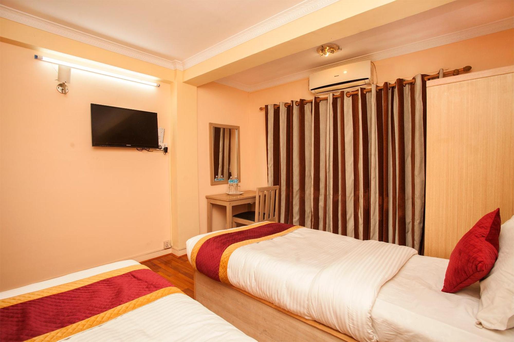 Hotel Mountain Gateway Катманду Экстерьер фото