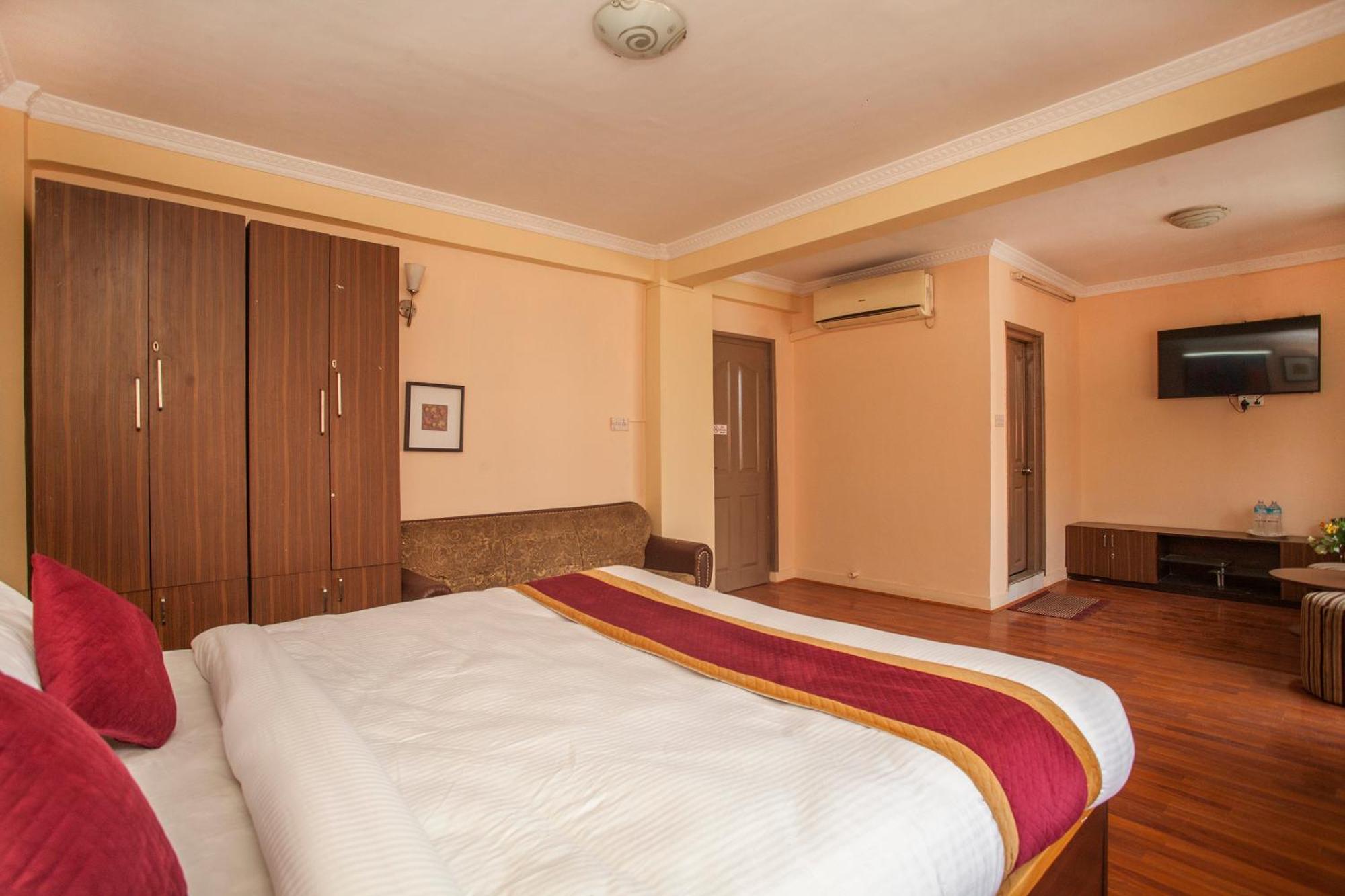 Hotel Mountain Gateway Катманду Экстерьер фото