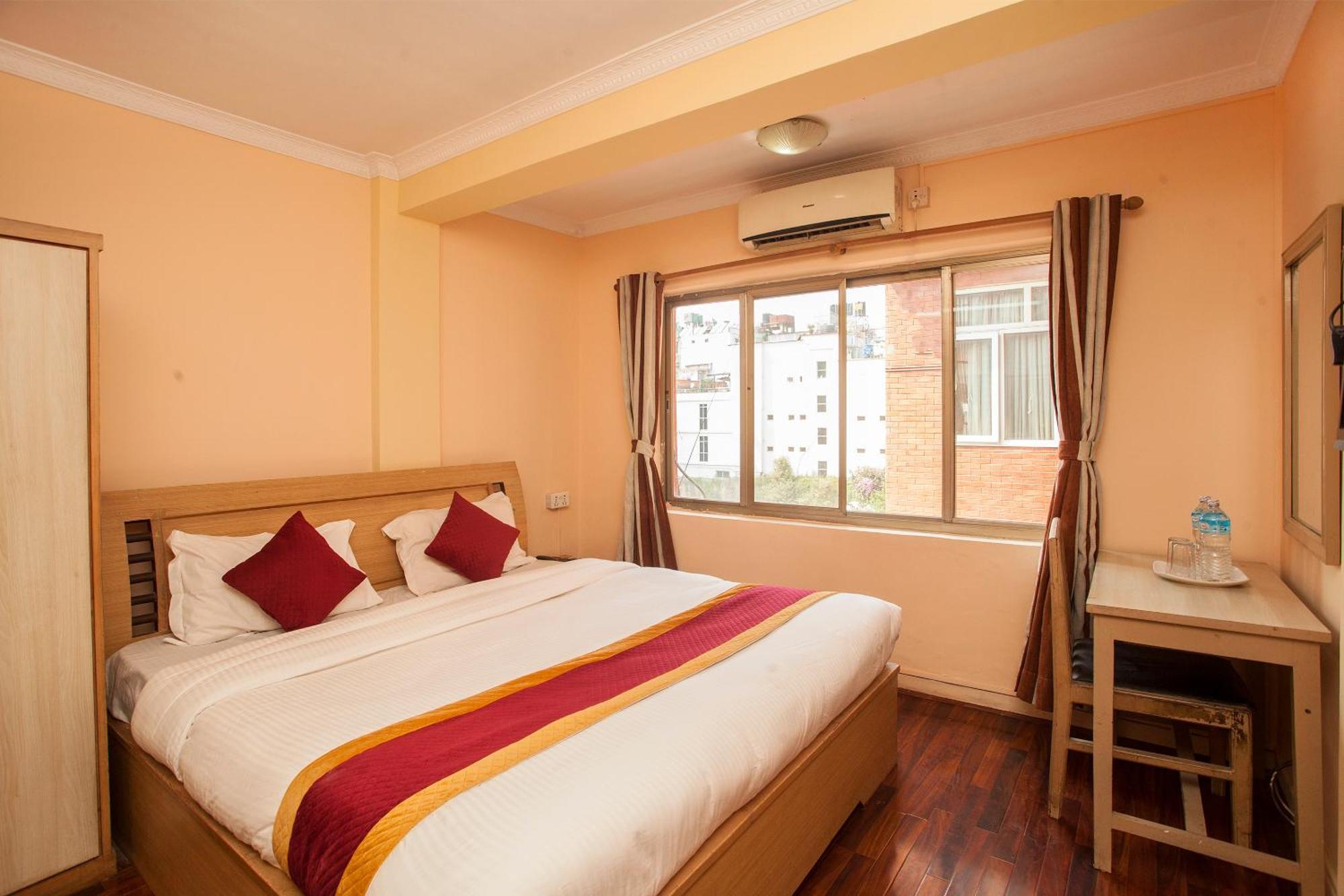 Hotel Mountain Gateway Катманду Экстерьер фото