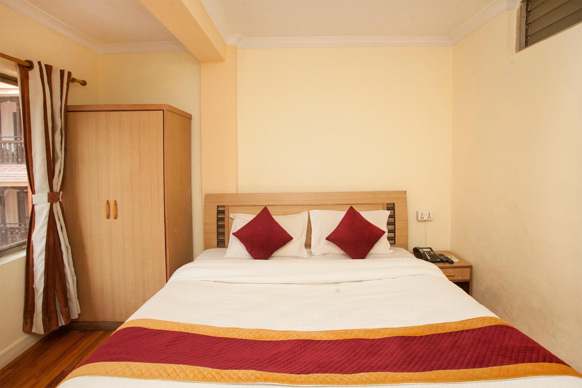 Hotel Mountain Gateway Катманду Экстерьер фото