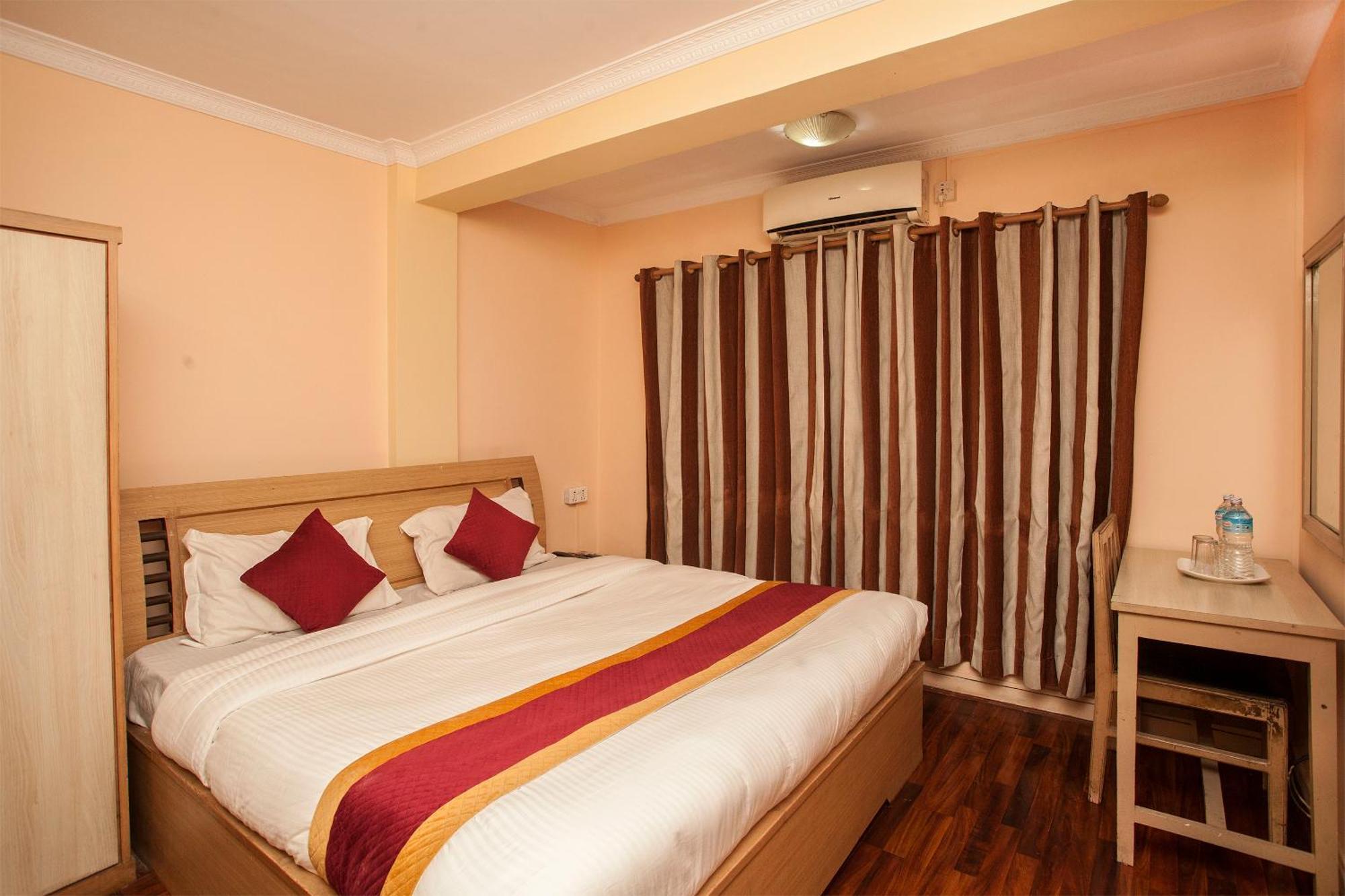 Hotel Mountain Gateway Катманду Экстерьер фото