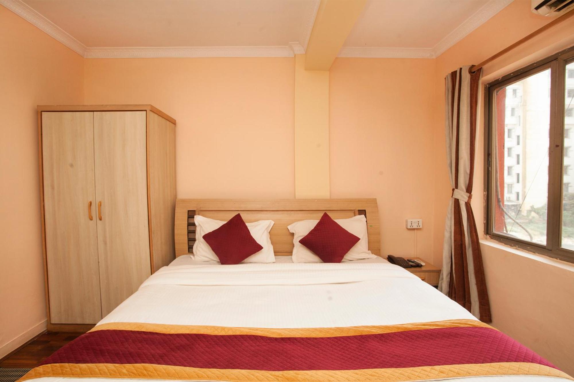 Hotel Mountain Gateway Катманду Экстерьер фото