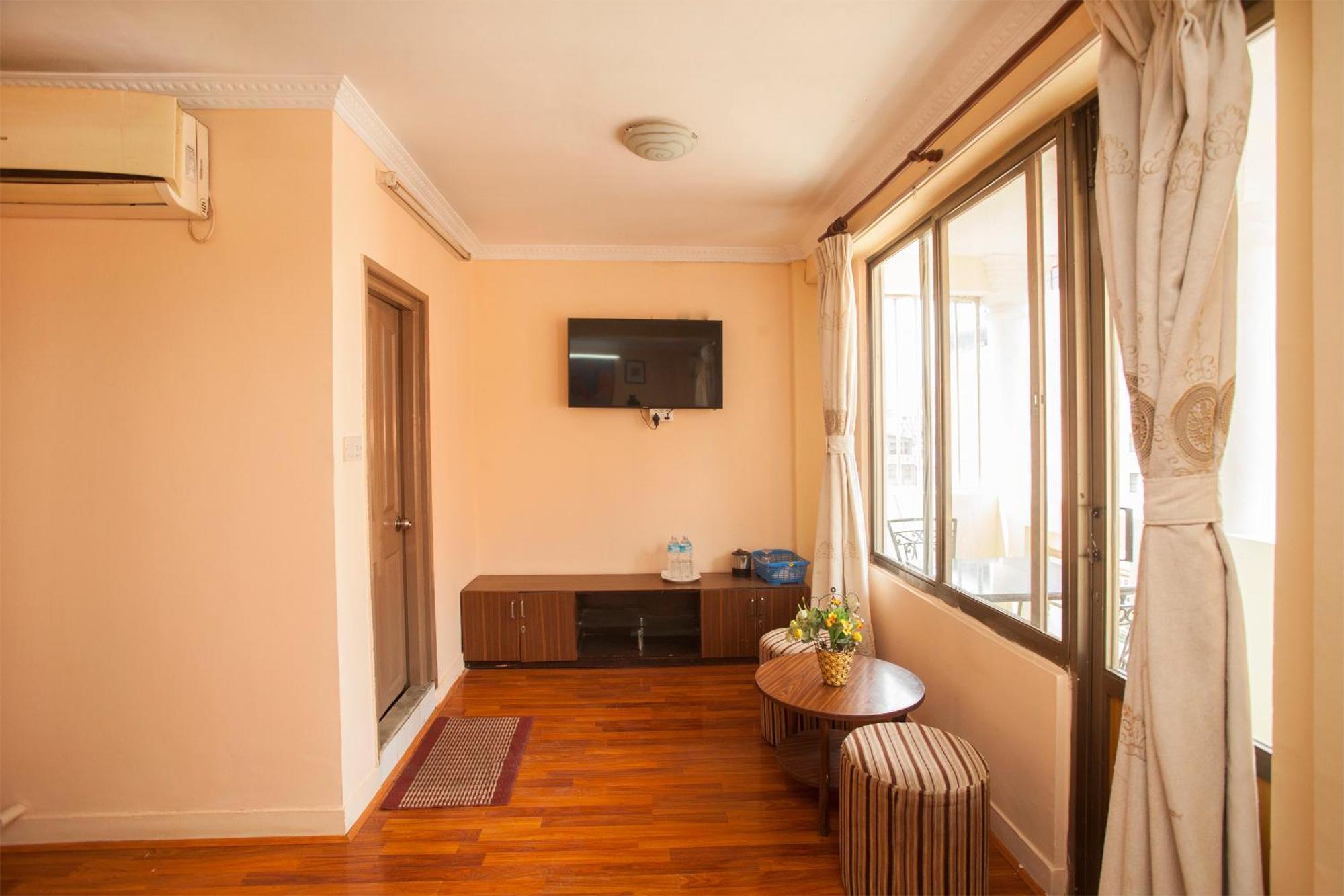 Hotel Mountain Gateway Катманду Экстерьер фото