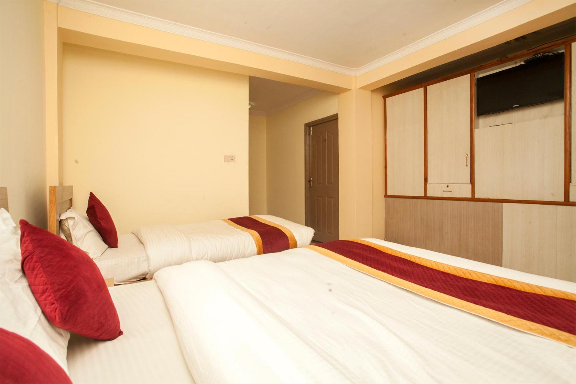 Hotel Mountain Gateway Катманду Экстерьер фото