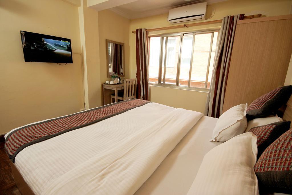 Hotel Mountain Gateway Катманду Экстерьер фото